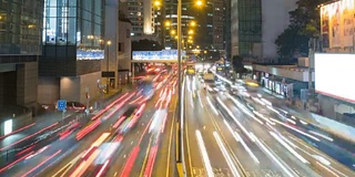 夜晚，城市里快速的交通灯闪烁着，时光流逝