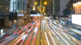 夜晚，城市里快速的交通灯闪烁着，时光流逝视频素材模板下载