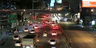 曼谷的夜间交通和广告