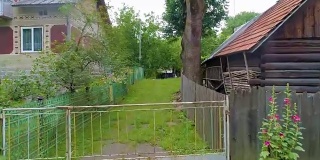 乌克兰村庄房屋后院鸟瞰图