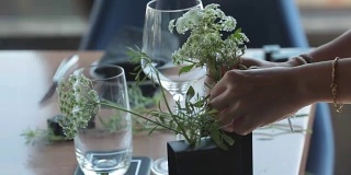 餐桌上的鲜花