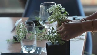 餐桌上的鲜花视频素材模板下载