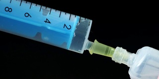 塑料医用注射器，针头和塑料小瓶。医疗注射的概念。医疗设备。4 k决议。