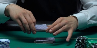 男性赌场管理员洗牌和显示钻石王牌，赌场戏法，虚张以待