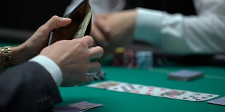 商人赌上所有的筹码和金钱，冒险玩扑克，虚张声势的赌博