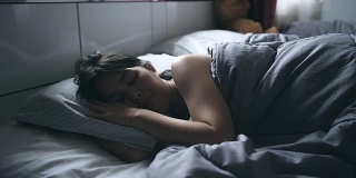 沮丧的女人靠在床上的枕头上