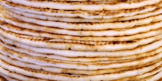 传统美味的扁面包(卷饼，皮塔饼，薄饼，司康饼)旋转