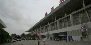 珠海市白天时间主要火车站前方慢镜头全景4k中国