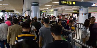 上海市区火车站地铁大厅拥挤慢动作步行全景4k中国