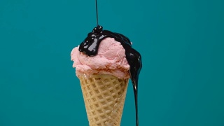 旋转草莓冰淇淋在蛋筒与巧克力酱视频素材模板下载
