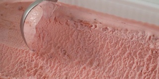 草莓冰淇淋舀出容器