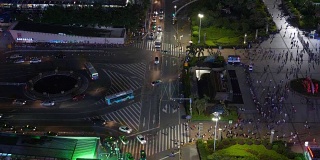 珠海边境口岸夜间交通拥挤，广场屋顶全景4k中国