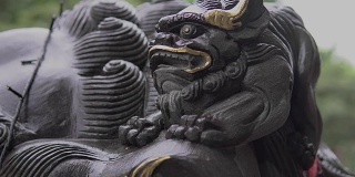 亚洲寺庙中的石雕和古典建筑。中国传统建筑的景观。