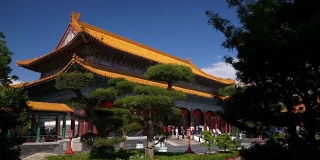阳光明媚的一天，珠海城市公园寺庙前面慢镜头全景4k中国