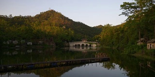 日落时分，珠海市著名的公园湖泊全景4k中国
