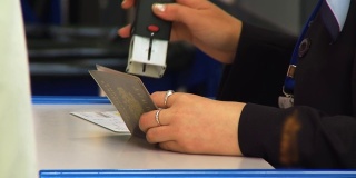 机场工作人员对登机旅客进行护照检查