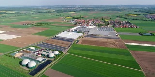 沼气厂航拍视频。农业和温室综合设施配备了自己的沼气生产，欧洲