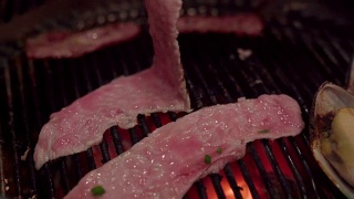 一盘牛肉和猪肉，配烧烤酱汁。烧烤yakiniku自助餐厅。视频素材模板下载
