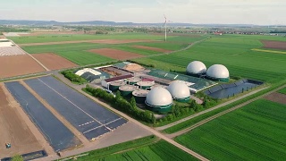 镜头从猪场的沼气厂上空飞过。生物质的可再生能源。现代农业欧盟。鸟瞰图，从空中俯瞰全景视频素材模板下载