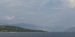 经过阿尔巴尼亚的海岸线，维瓦里海峡流入亚得里亚海