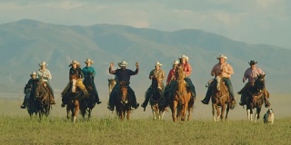 骑着马驰骋的犹他州牧场主