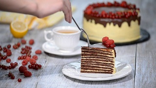 巧克力蜂蜜层蛋糕Medovik。一块巧克力蜂蜜蛋糕。视频素材模板下载