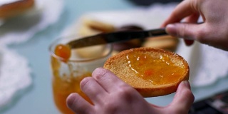 健康早餐:把果酱放在面包干贝上——近距离观察