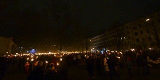 在拉脱维亚的里加，很多人拿着火把庆祝独立日