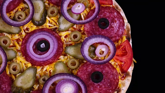 自制披萨配泡菜、意大利腊肠、新鲜番茄和洋葱圈