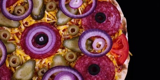 自制披萨配泡菜、意大利腊肠、新鲜番茄和洋葱圈