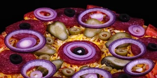 披萨配泡菜、意大利腊肠、橄榄、奶酪、新鲜番茄和洋葱圈