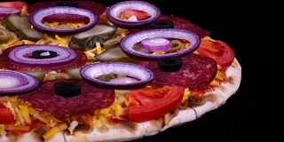 开胃的披萨，配有泡菜，意大利腊肠，橄榄，奶酪，新鲜番茄和洋葱圈