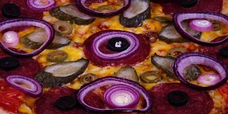 特写美味的自制披萨与泡菜和洋葱刚从烤箱旋转