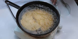 把生鸡放到平底锅里，倒入热油。切布瑞克肉煎派