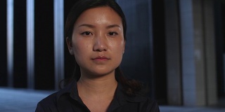 严肃的年轻中国女人的特写慢镜头，4k
