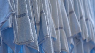 靠近蓝色毛巾洗衣在风中摇摆视频素材模板下载