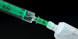 塑料医用注射器，针头和塑料小瓶。医疗注射的概念。医疗设备。4 k决议。