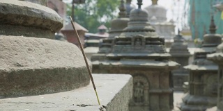 尼泊尔加德满都，古老的Sawayambhunath猴庙中，熏香在冒烟。