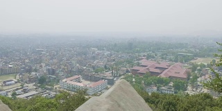 从古老的Sawayambhunath猴庙看到加德满都，尼泊尔。