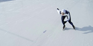 坚定的女运动员在冰场练习