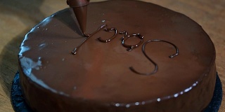 木桌上放着巧克力蛋糕“萨赫”。