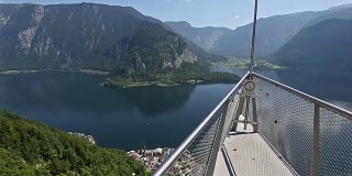 摇摄:哈尔斯塔特村庄和湖泊的鸟瞰图，奥地利