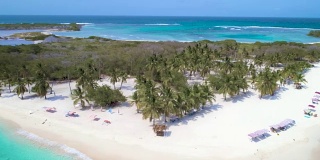 滑块鸟瞰图的白色沙礁在加勒比海与绿松石水域。这是在委内瑞拉莫罗coy国家公园的草帽礁拍摄的视频