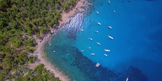 Cala de ses Ortigues在西海岸附近的Andratx和放松的帆船在水面上-西班牙巴利阿里岛马略卡/西班牙