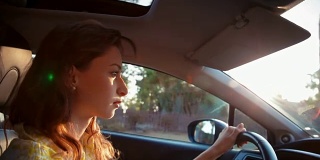 年轻女人开车和思考的中镜头