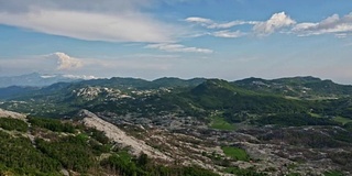 从高处俯瞰山峰