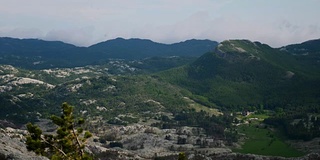 从高处俯瞰山峦和山谷