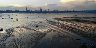 香港白泥泥滩与中国深圳天际线