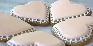 粉色糖霜的心形饼干。