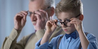 孙子和祖父戴上眼镜，一起对抗不安全感